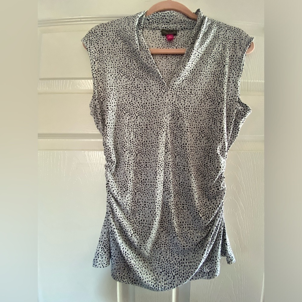 Vince Camuto Grey Top With Colored Polkadots Size‎ Medium